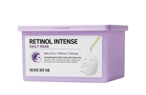 SOME BY MI Retinol Intense Daily Mask – fioletowe opakowanie z 30 maseczkami w płachcie z retinolem, retinalem i bakuchiolem. Działa wygładzająco, nawilżająco i zmniejsza widoczność porów.
