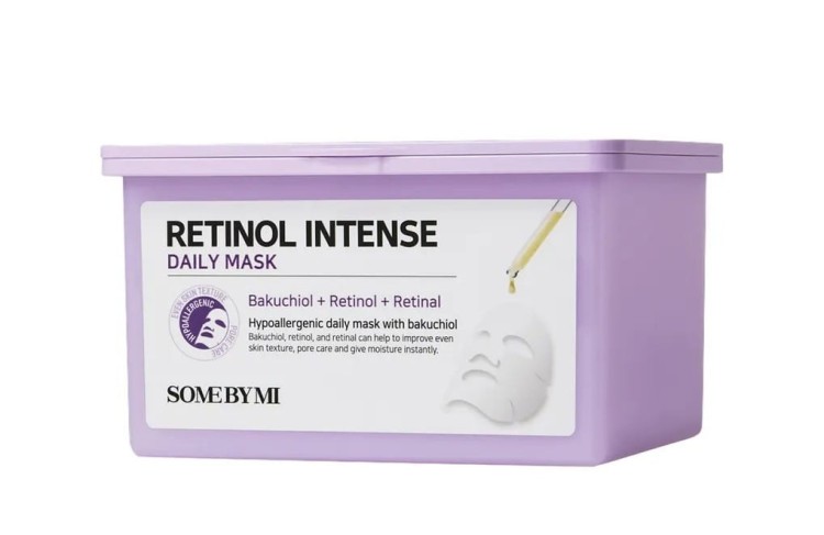 SOME BY MI Retinol Intense Daily Mask – fioletowe opakowanie z 30 maseczkami w płachcie z retinolem, retinalem i bakuchiolem. Działa wygładzająco, nawilżająco i zmniejsza widoczność porów.